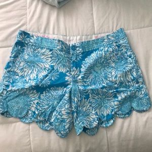 Scalloped print shorts